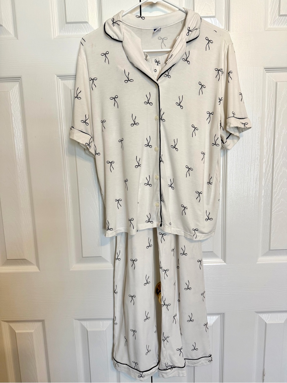 Women’s Medium Cozy Soft Bow Print Pajama Set White Black GUC Old Navy